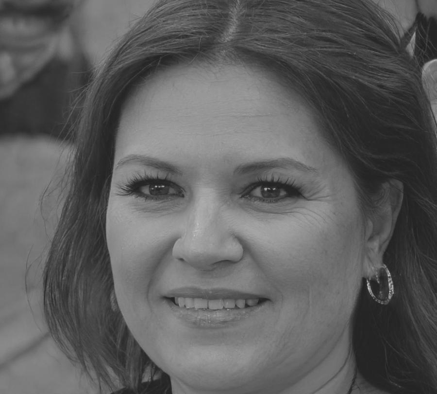 Zufriedene Kundin arbeitet mit paranothiluvsa Finanzanalyseplattform